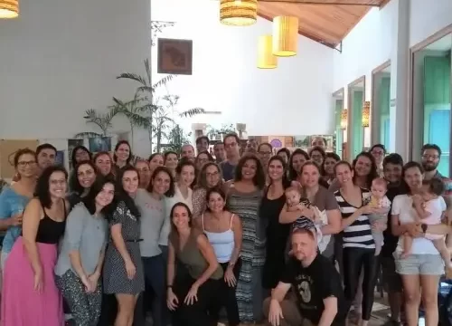 Pessoas tirando foto no fim do treinamento da Elisama Santos