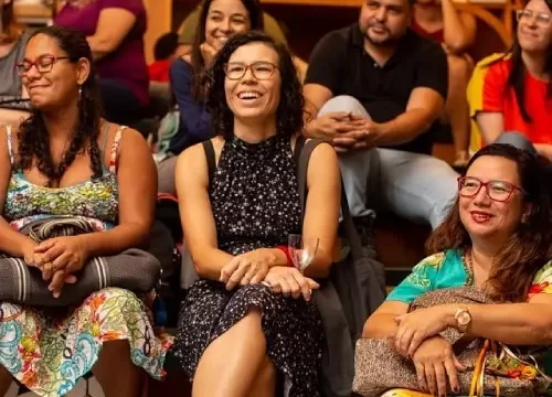 Pessoas assistindo treinamento em workshop da Elisama Santos