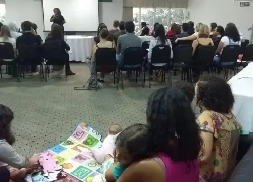 Elisama santos dando palestra workshop com várias pessoas