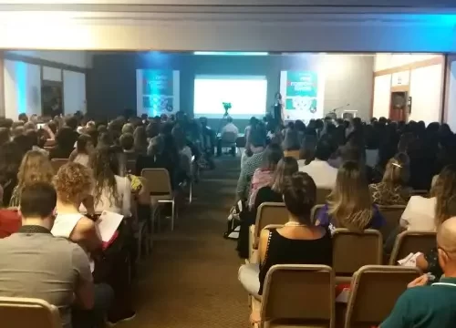 Várias pessoas sentadas em uma sala